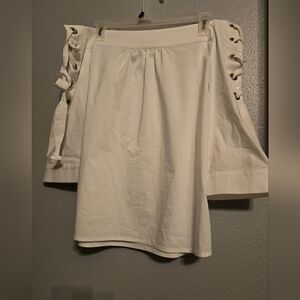 EUC NEW YORK AND COMPANY XS WHITE CRISS CROSS SLEEVE WHITE STYLISH TOP